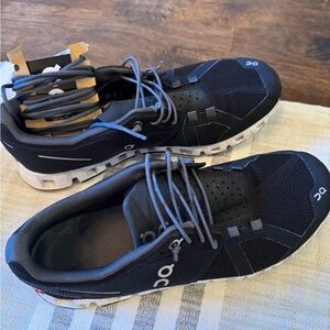On Cloud 5 Women’s Running Shoe, Black size 8. Slip on or lace up.